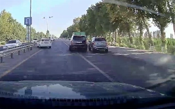 Под Ташкентом «крутой водитель» Range Rover намеренно поджимал машины к обочине — видео