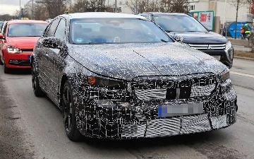Прототип гибридного суперседана BMW M5 2024 года показали на испытаниях