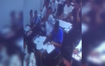 В Бухаре преподаватель жестко избил ученика — видео
