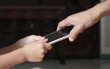 В Кыргызстане предложили запретить пользоваться телефонами детям до 14 лет
