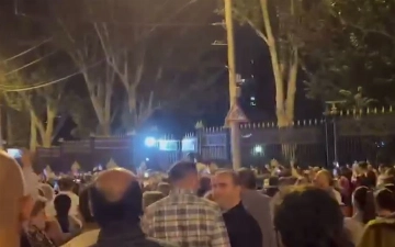 В Ереване люди штурмуют парламент с требованием отставки Пашиняна — видео