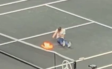 Мужчина поджег себя перед последним теннисным матчем Федерера — видео