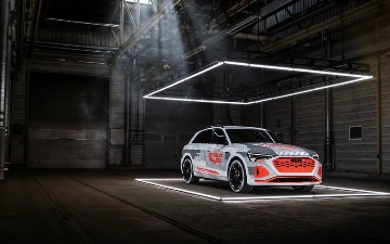 Audi раскрыла внешность обновленного e-tron