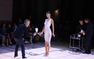 Белла Хадид дефилировала в платье из жидкой ткани, которое было создано на ней – видео