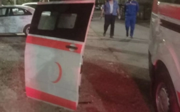 В Ташкенте пьяный парень избил медиков и оторвал дверь скорой помощи — видео