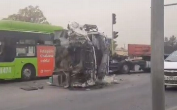 В Ташкенте грузовику снесло кабину после столкновения с автобусом — видео