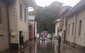 Kuchli yomg'ir sabab Samarqand ko'chalarida suv toshqinlari kuzatilmoqda