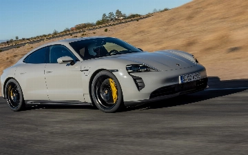 На дорожные испытания вывели обновленные Porsche Taycanи Taycan Sport Turismo