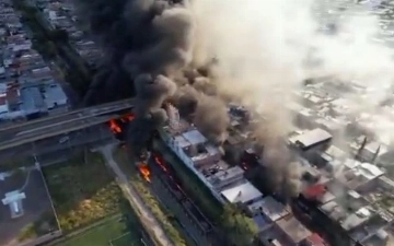Мексиканский город накрыл крупный пожар после столкновения поезда и бензовоза — видео