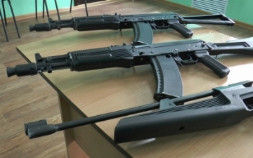 Депутат предложил раздать школам учебное оружие