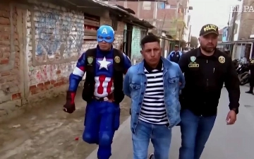 Peru politsiyasi "Marvel" qahramonlari niqobi ostida giyohvand modda savdogarlarini qo'lga oldi — video 