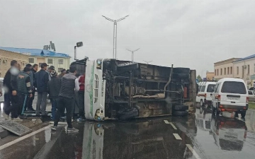 Qashqadaryoda ichida yo'lovchilar bo'lgan avtobus ag'darilib ketdi