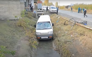 Farg'onada velosipedchi Damas mashinasi urib yuborishi oqibatida vafot etdi — video