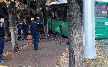 В Алматы произошла страшная автобусная авария, есть погибший и много пострадавших — видео