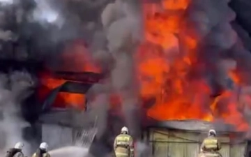 На барахолке в Алматы вспыхнул крупный пожар — видео
