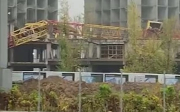 На стройке в Сергели рухнул башенный кран — видео