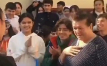 Милота дня: В Самарканде школьники поздравили уборщицу с днем рождения — видео