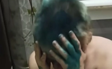 Парень избил, побрил и облил зеленкой свою беременную девушку — видео
