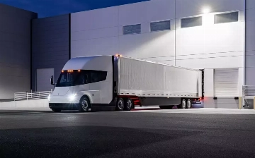 Tesla начала поставки электрического грузовика Semi своим клиентам, но с опозданием в несколько лет