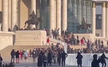 В Монголии протестующие ворвались в здание правительства — видео