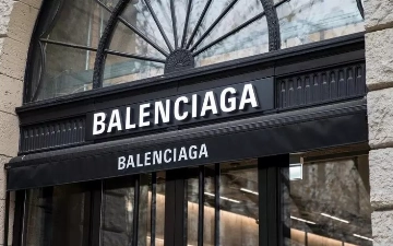 «Отмена по полной программе»: блогеры режут и сжигают одежду Balenciaga