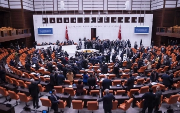 Turkiyada deputatlar budjet muhokamasi ketayotgan vaqtda mushtlashib ketdi — video