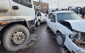 Angrenda tormozi ishlamay qolgan Isuzu beshta mashinaga borib urildi — foto