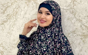 Надевшая хиджаб Норматова оправдалась за красный лак на ее ногтях – видео