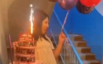В Узбекистане девушка чуть не сгорела, поздравляя подругу с днем рождения — видео