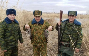 Xorazm Ekologiya boshqarmasi xodimlari o'rdak ovlagani aytilmoqda