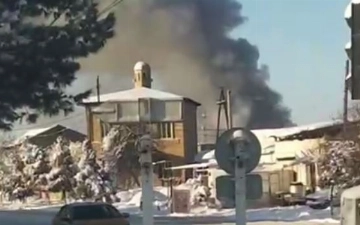 Под Ташкентом произошел пожар в текстильном цеху — видео 