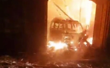 В Андижане ранним утром загорелись автомобиль и жилой дом — видео