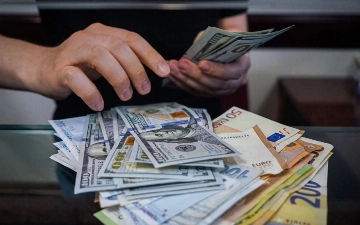 В Узбекистане подешевели все основные валюты