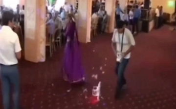На узбекской свадьбе танцовщица чуть не получила травму 