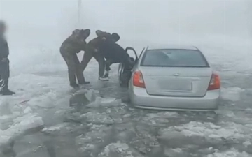 Toshkent viloyatida muzlagan ko'lmakka tiqilib qoldi 