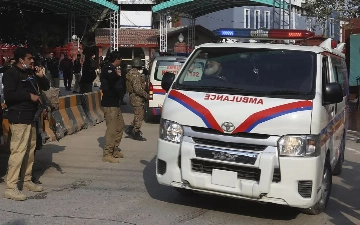 Террорист-смертник взорвался в мечети Пакистана, погибли 28 человек — видео