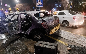 В центре Ташкента произошло массовое ДТП, один из автомобилей загорелся (видео)