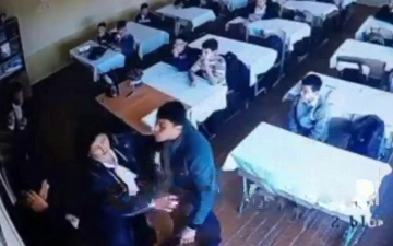 Jizzaxdagi maktabda ota qiziga gap otgan 3 nafar sinfdoshini kaltakladi — video