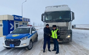В Казахстане спасли водителя большегруза из Узбекистана, застрявшего на дороге