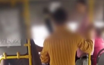 В Бухаре озабоченный парень приставал к девушке в автобусе (видео)
