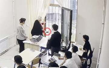 Завуч частной школы в Самарканде выбросила телефон ученика с четвертого этажа (видео)