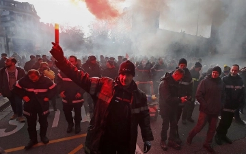 Во Франции сотни тысяч человек снова протестовали против пенсионной реформы