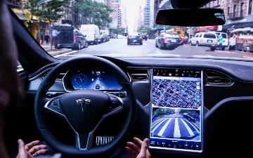 Tesla начала внедрение новейшей версии автопилота FSD
