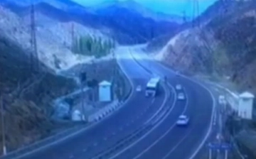 Появилось видео с моментом возгорания грузовика на перевале Камчик