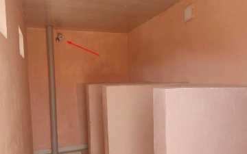 В одной из школ Самарканда установили камеру в туалете