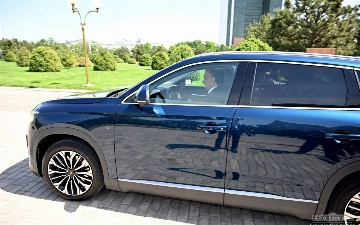 Президенту вручили ключи турецкого электромобиля, подаренного Эрдоганом (фото и видео)
