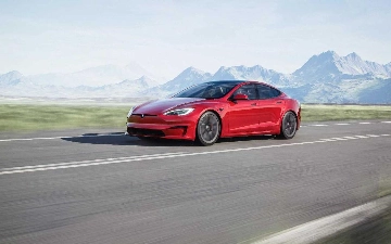 Покупатель новой Tesla Model S Plaid показал ужасное качество сборки автомобиля