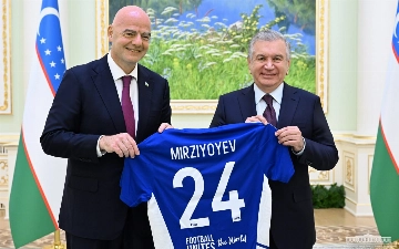 Президент ФИФА подарил Мирзиёеву футболку с 24-м номером