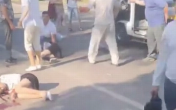 В Алмалыке водитель сбил двух школьниц, переходивших дорогу (видео 18+)
