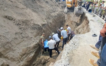 В Фергане спасли мужчину из-под завала грунта